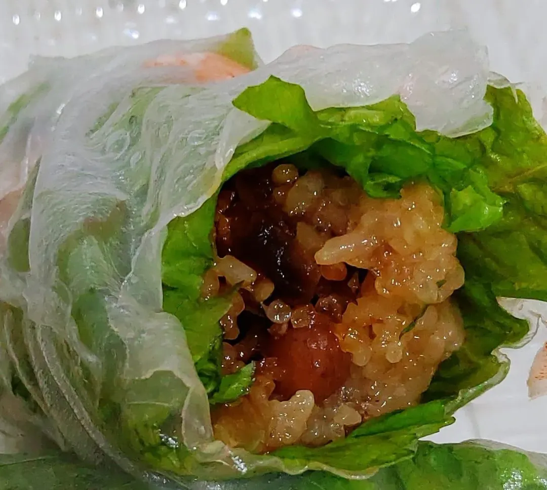 網友咬下去才發現，內餡竟是端午過後「陰魂不散」的肉粽。（圖／翻攝自Facebook@爆廢1公社）