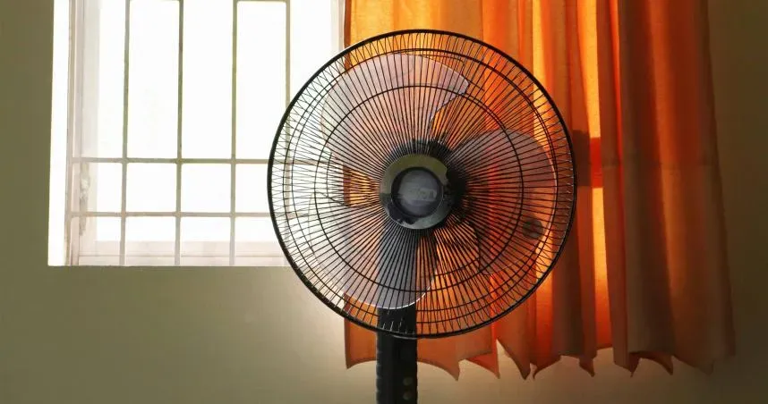 在移動家電時,應注意是否有壓到電線的情況,避免出現漏電、起火危險。(示意圖/翻攝自unsplash)