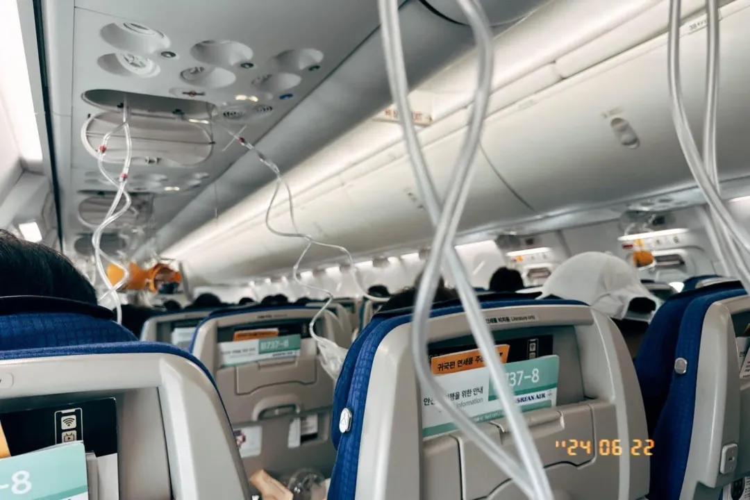 機艙內的眾人戴了氧氣面罩，有人出現頭痛、耳鳴的現象。 （圖／旅客提供）&nbsp;