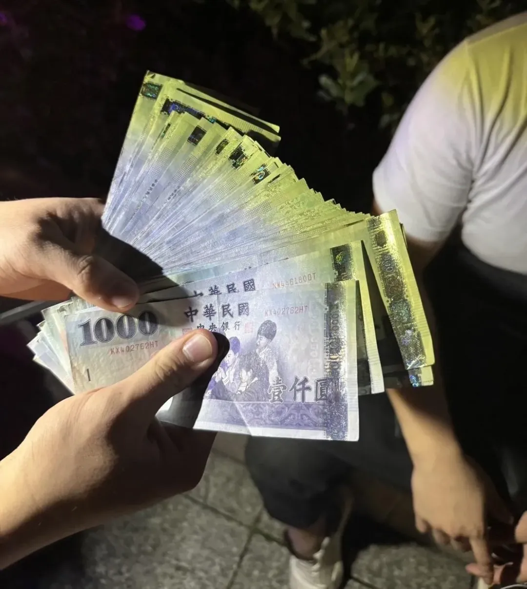 除了大量提款卡,趙男身上還攜帶10萬多元現金。(圖/翻攝畫面)