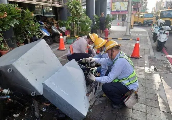 路邊變電箱遭撞毀。（圖／中天新聞）