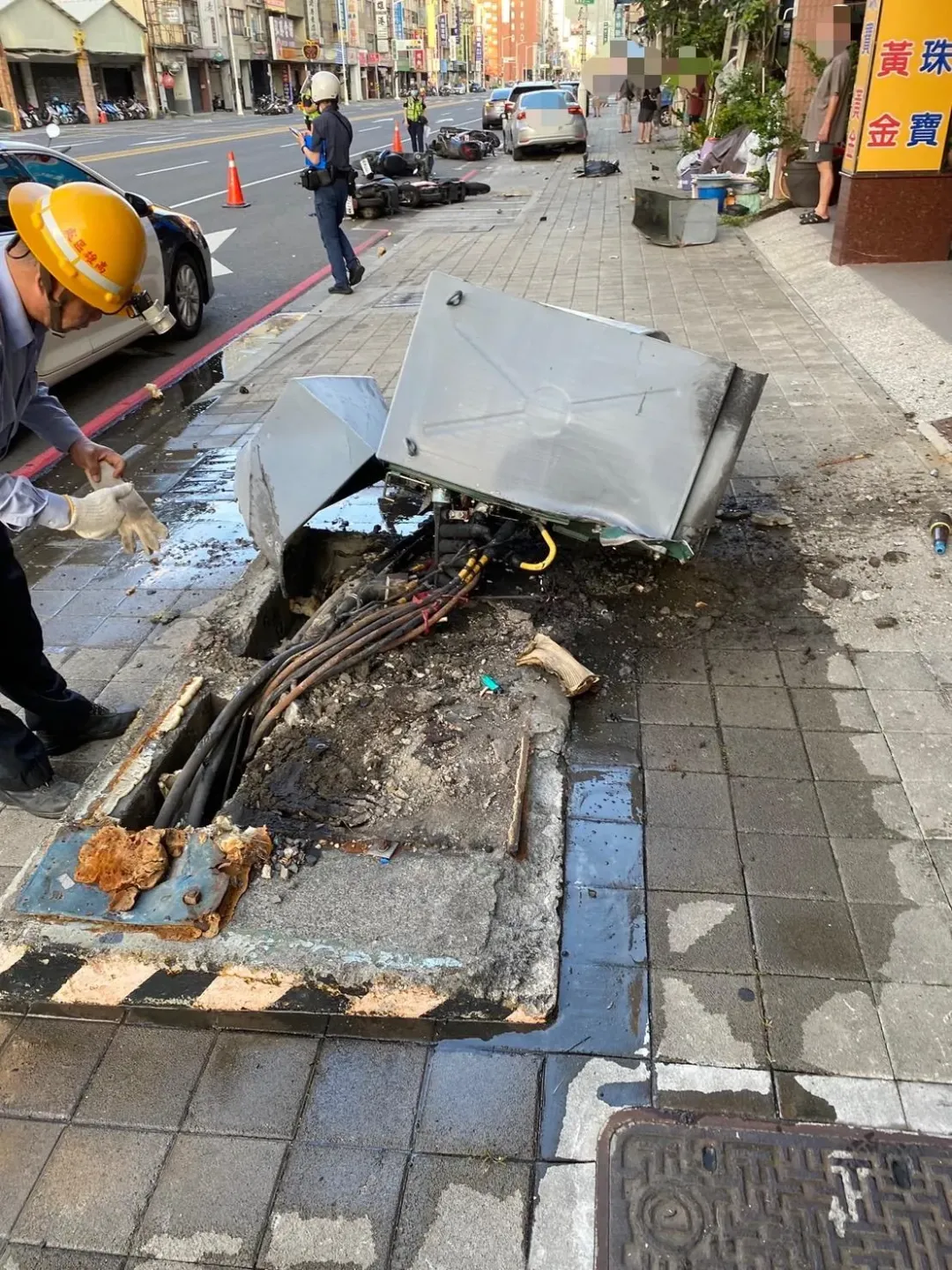 路邊變電箱遭撞毀。（圖／中天新聞）