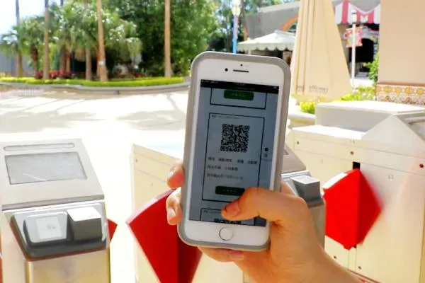 樂園推動無紙化入園，掃QR CODE節省紙張使用。（圖／麗寶提供）