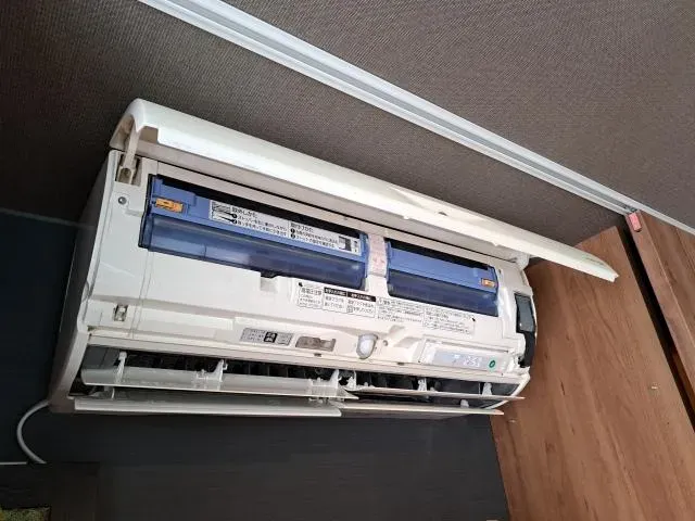 冷氣機若長期未清洗，可能會引起呼吸道疾病，且冷氣機的細菌量約600萬，骯髒程度是生肉的2倍。（示意圖／photoAC）