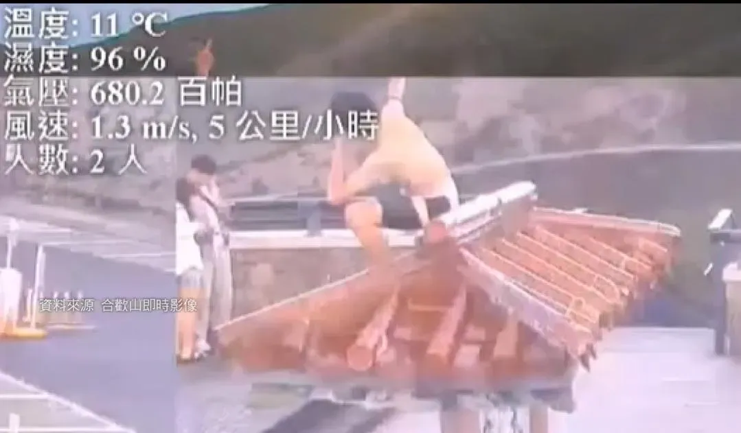 一名男子裸上身爬到武嶺亭的屋簷上！（圖／合歡山即時影像）