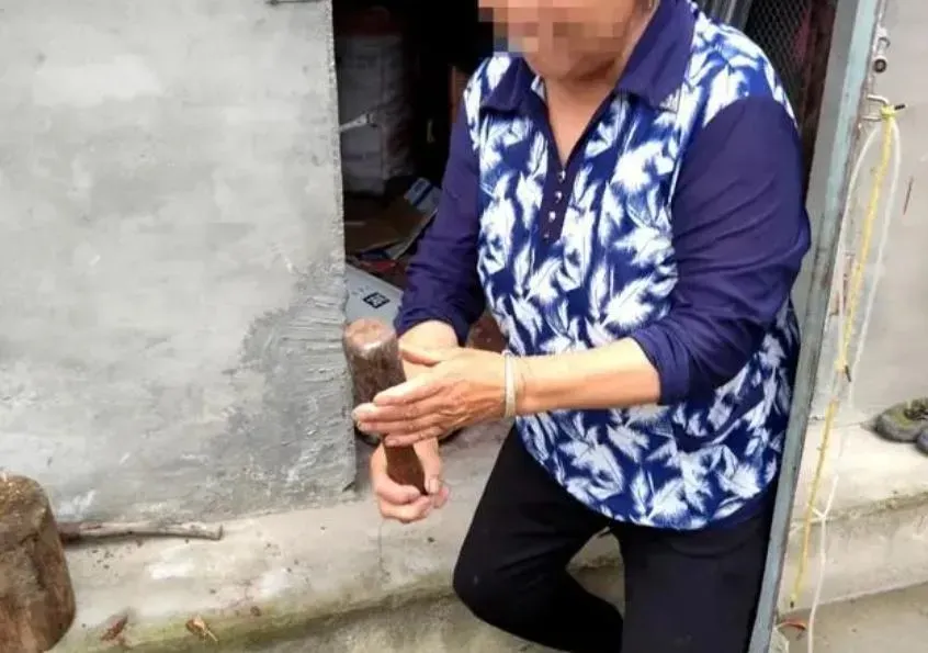 老阿嬤表示手榴彈是在田裡撿到，帶回家當鐵鎚用了20多年。（圖／翻攝瀟湘晨報）