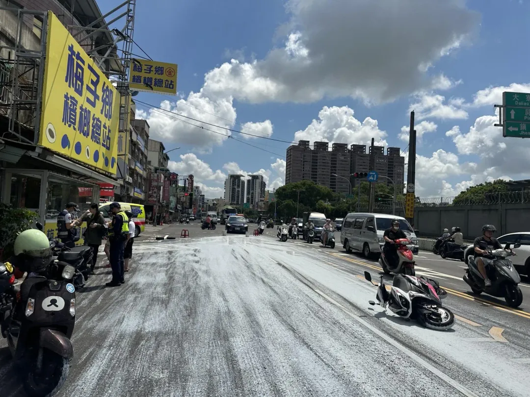 62歲胡男於24日上午9時許,駕駛自小貨車行經中山東路與鳳林路口時,車上所載5桶白色水泥漆掉落地面。(圖/民眾提供)
