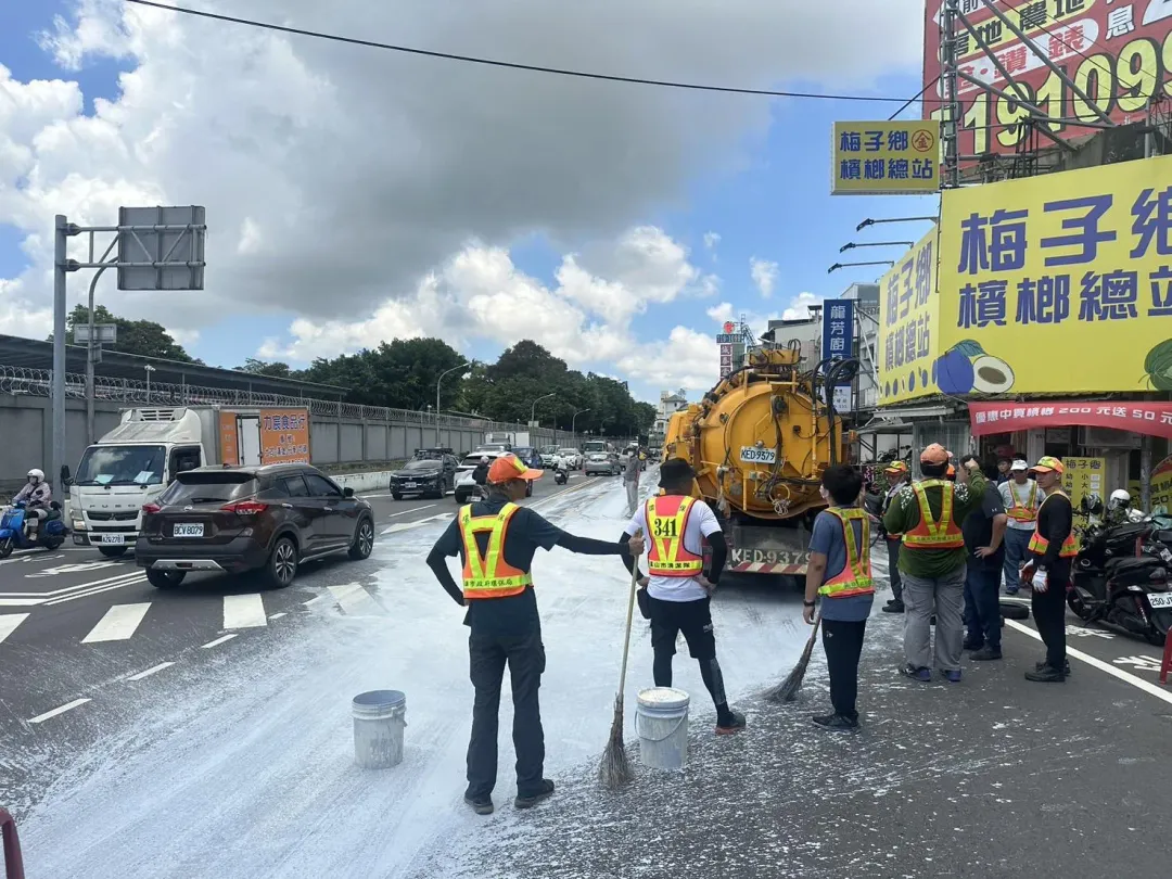 因現場路面油漆污漬已生危害,員警立即通知環保局至現場協助清洗路面。(圖/民眾提供)