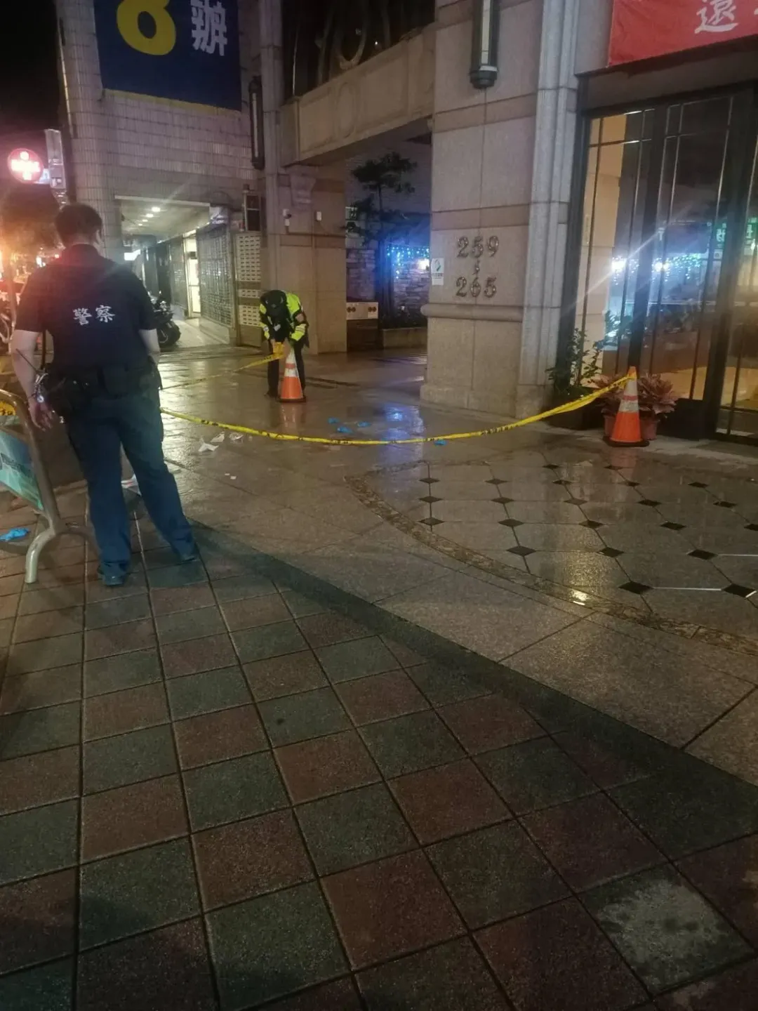 中和32歲男跳樓手擊中無辜路人。(圖/警方提供)