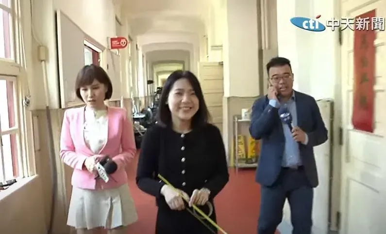 國民黨立委徐巧芯路過民進黨團。(圖/中天新聞)