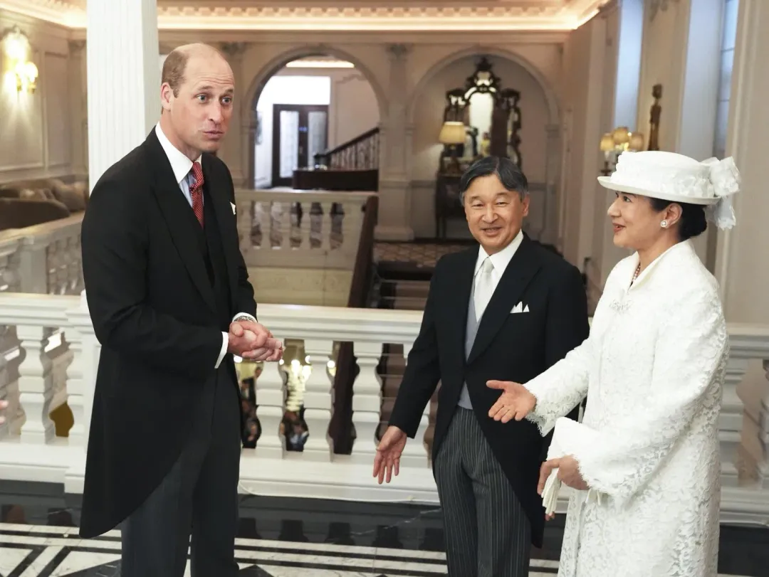 威廉王儲（左）到德仁天皇夫婦下榻的飯店表達歡迎（圖／美聯社）