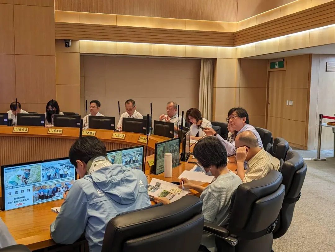 農業局今(26)日於市政會議簡報。以計畫性植樹，每年增加148萬噸碳匯。（圖／新北農業局提供）