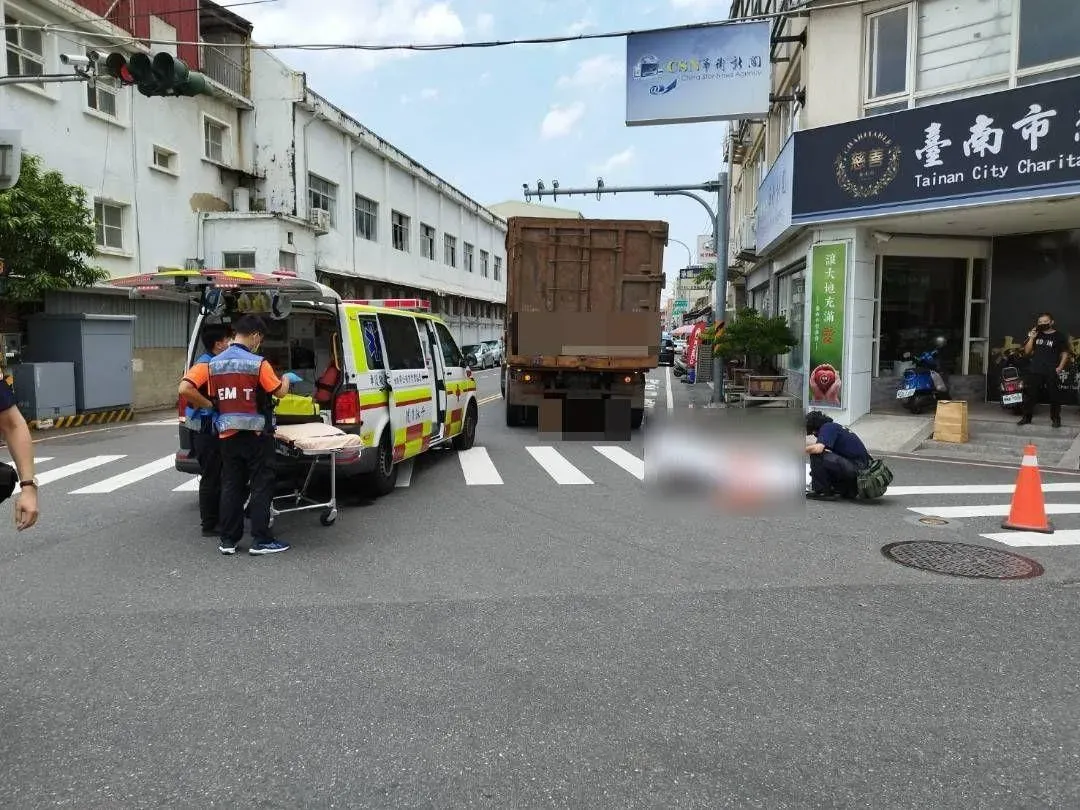 台南安南區死亡車禍,老婦騎單車遭右轉大貨車輾斃 。(圖/民眾提供)