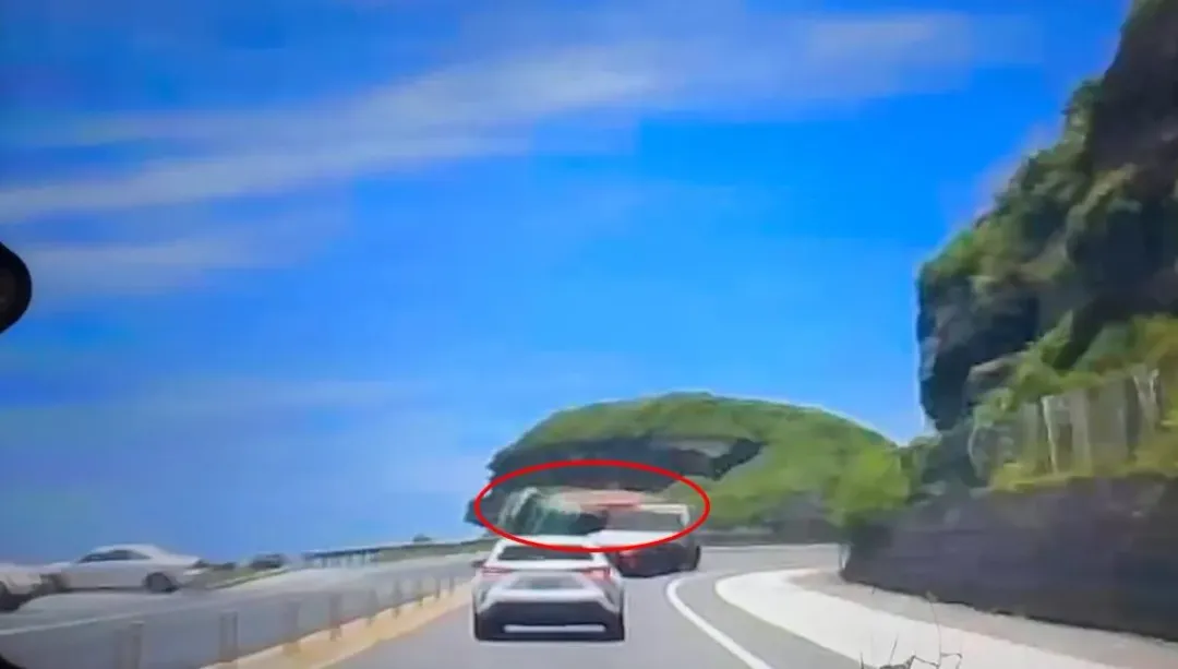 駕駛突然連人帶車90度側翻，然而驚悚畫面全被對向車輛拍下。（圖／民眾提供）