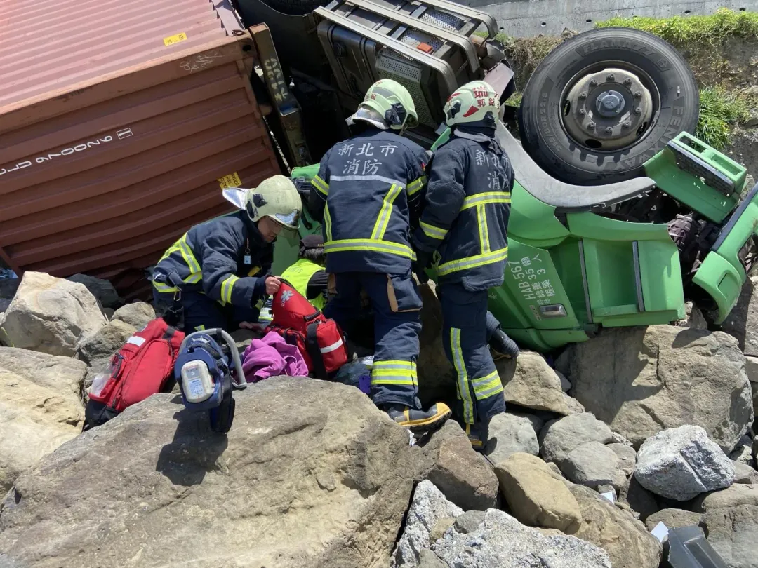 駕駛受困車內，已無呼吸心跳，經送醫搶救後仍宣告身亡。（圖／民眾提供）