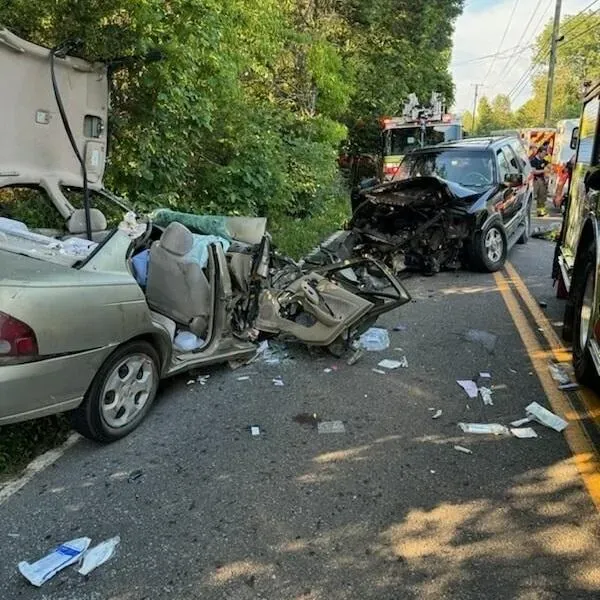 車禍現場一片狼藉,救難人員不得不破壞車輛救出傷者。(圖/翻攝自Facebook@Rural Metro Fire - Knox County)