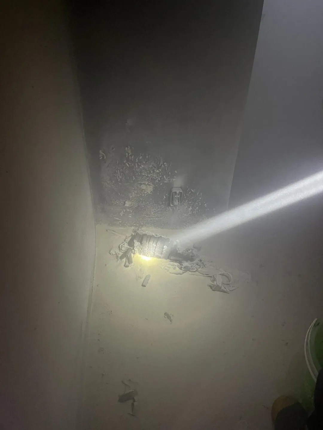 台南安平兩名女子疑似充電不慎,引發火災。(圖/消防局提供)