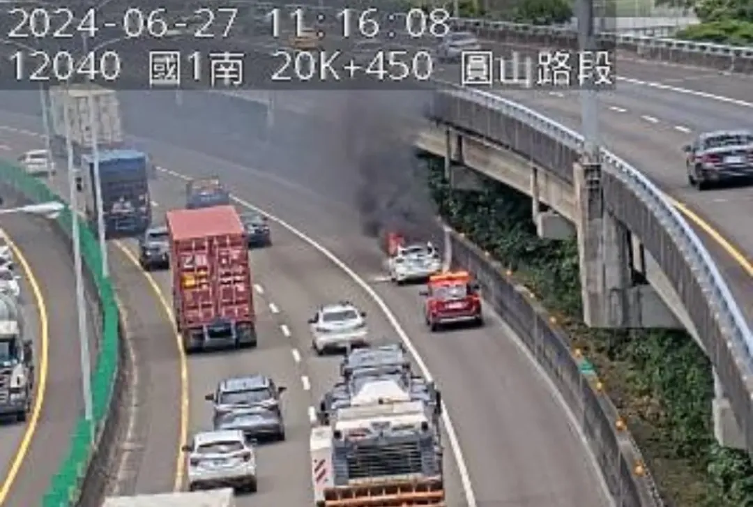 國道1號發生火燒車。(圖/翻攝警廣即時報APP)