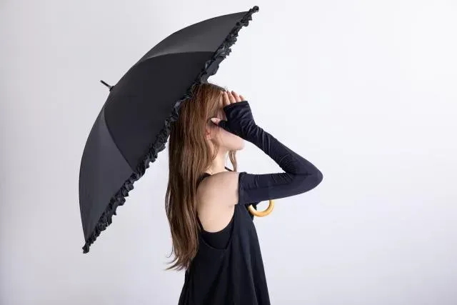 為避免熱傷害，應穿著輕便、淺色、寬鬆、透氣及抗UV的衣服。（示意圖／photoAC）