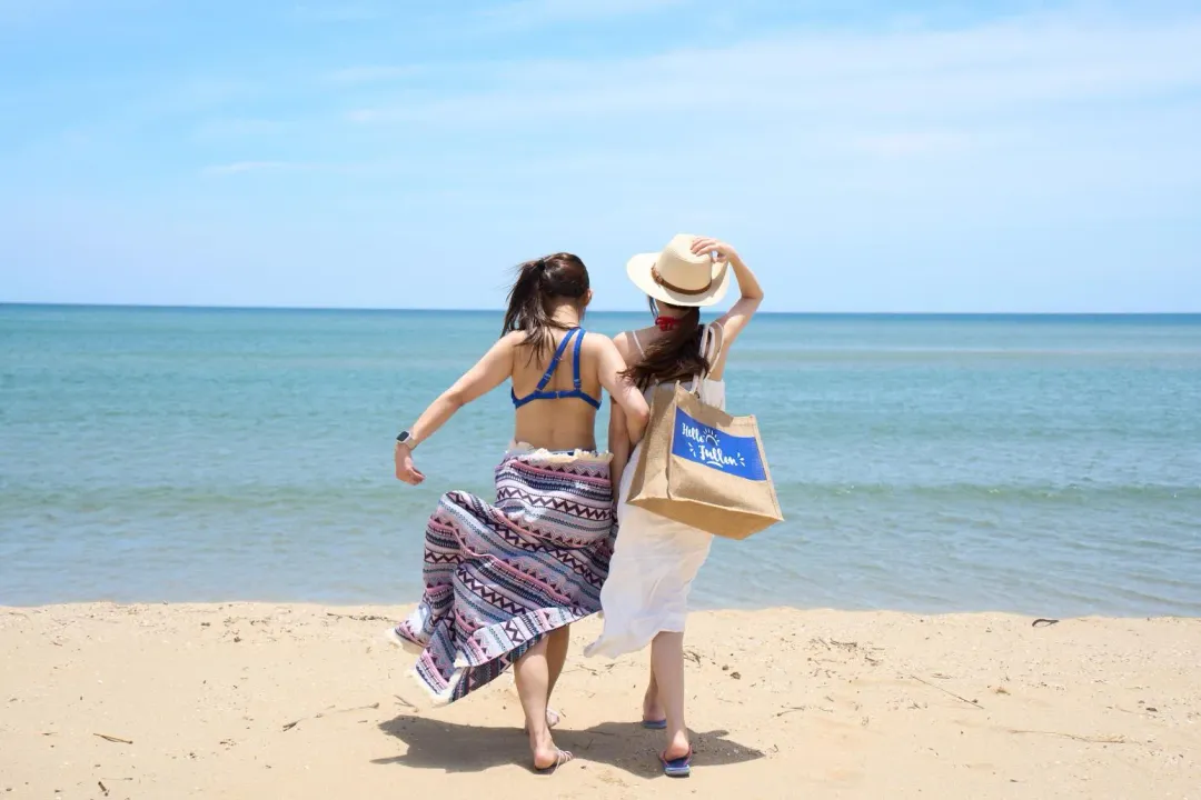 海灘玩美包附贈海灘包、風格沙灘巾、時尚草帽。（圖／業者提供）