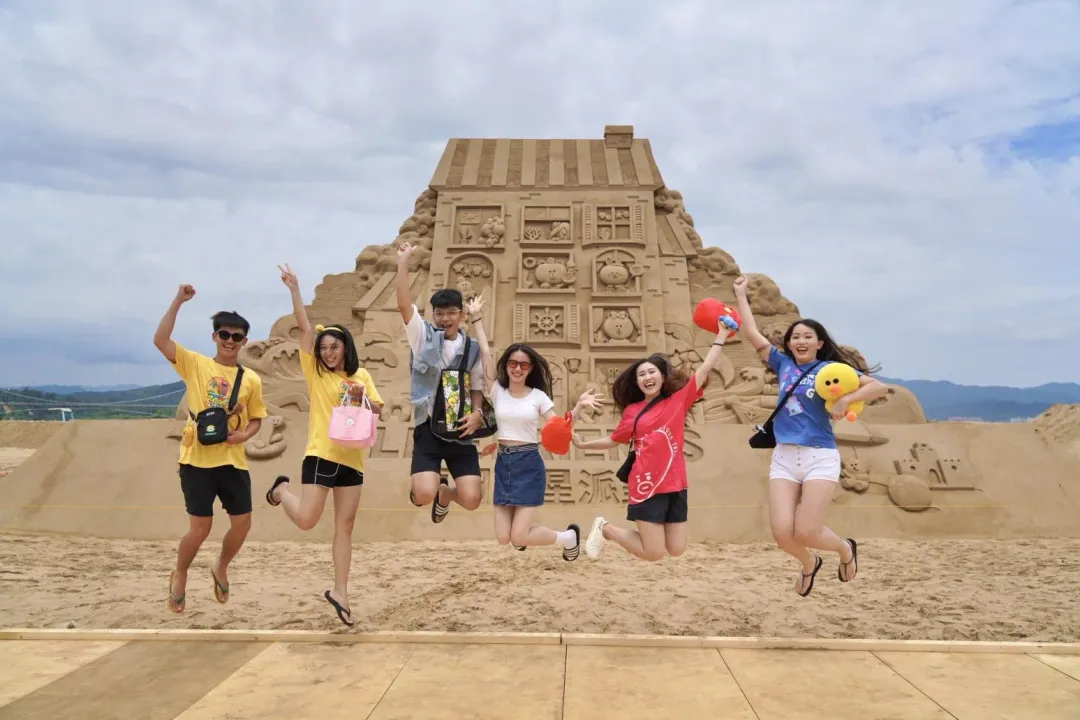 福隆沙雕季LINE FRIENDS夏日明星派對-粉絲合照。（圖／業者提供）