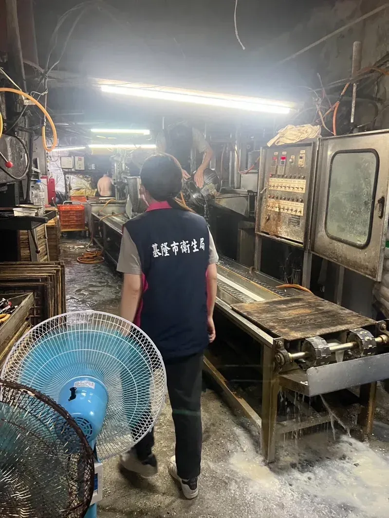 衛生局人員28日前往供應油豆腐的德昌豆腐店，發現現場環境髒亂，命業者立即停止作業。（圖／基隆市衛生局提供）