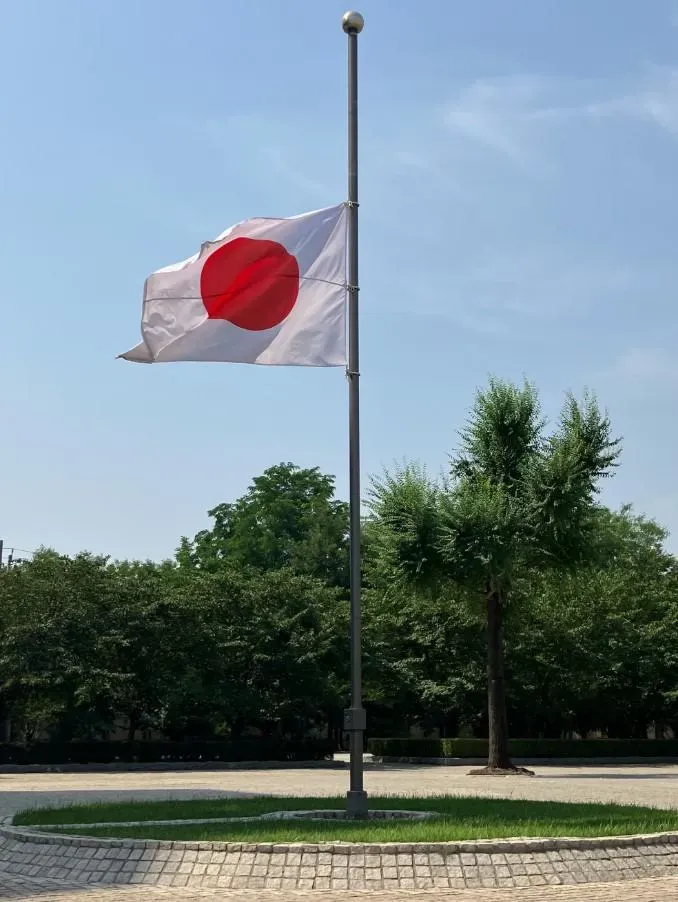 日本駐陸大使館28日降半旗,致敬胡友平的「大義之舉」。(圖/翻攝微博)