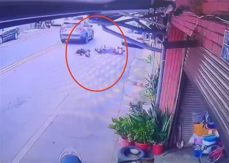 吳孟庭與閨密摔車,又被併行的休旅車撞擊。(圖/翻攝畫面)