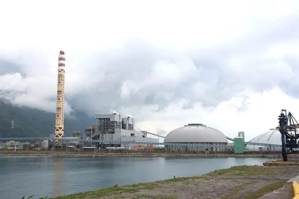 於花蓮的和平電廠於28日晚間6時許,因雷擊造成和平電廠對外輸電線路跳脫。(資料圖/中天新聞)