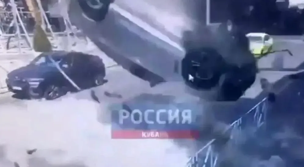 拉斐爾駕駛車輛從停車場3樓破牆倒栽墜落。翻攝自《Россия》