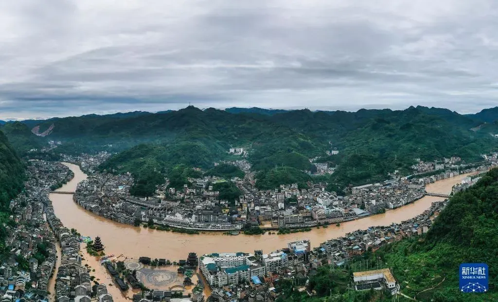 6月29日,貴州省鎮遠縣㵲陽鎮部分街道被洪水淹沒。(圖/新華社)