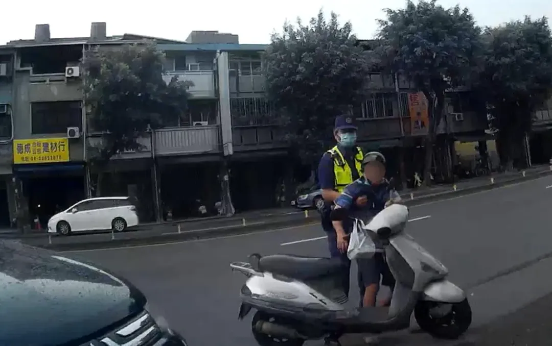 男子疑似中風,連人帶車突然「定格」,員警獲報趕緊上前協助 (圖/台中市政府提供)
