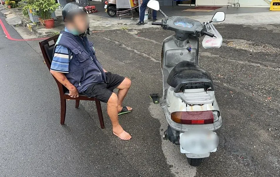 員警將游男移至椅子上休息,並通報救護車協助送醫 (圖/台中市政府提供)