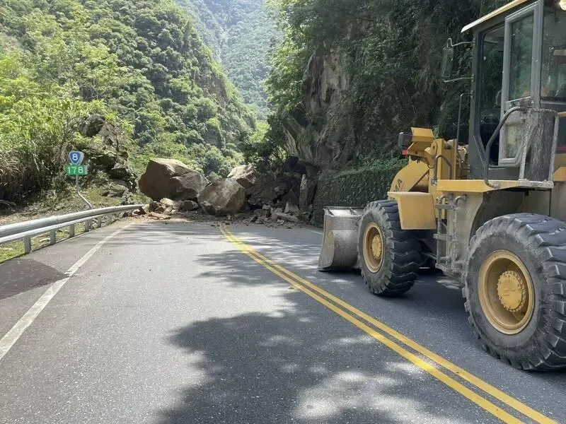 台八線中橫公路178公里、布洛灣路段今天上午9點多道路上邊坡突然發生坍方,巨石阻斷雙向道路。(圖/公路局提供)