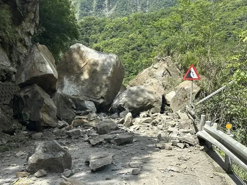 台八線中橫公路178公里、布洛灣路段今天上午9點多道路上邊坡突然發生坍方,巨石阻斷雙向道路。(圖/公路局提供)