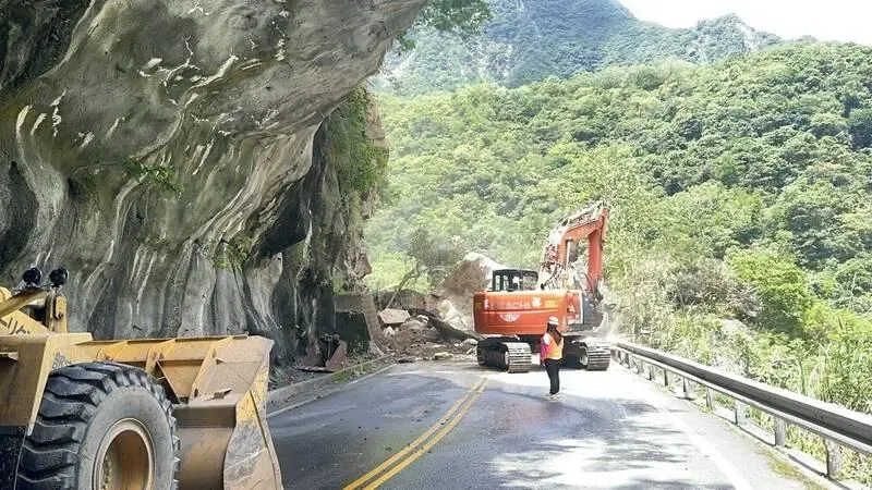 台八線中橫公路178公里、布洛灣路段今天上午9點多道路上邊坡突然發生坍方,巨石阻斷雙向道路。(圖/公路局提供)