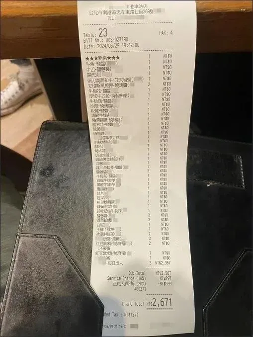 南港車站知名燒肉店「飲料裡有蟑螂」。(圖/翻攝自PTT)