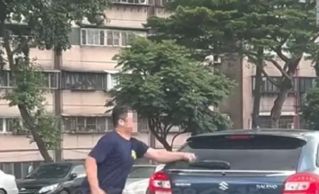 車窗瞬間破了個洞。(圖/翻攝自《黑色豪門企業》)