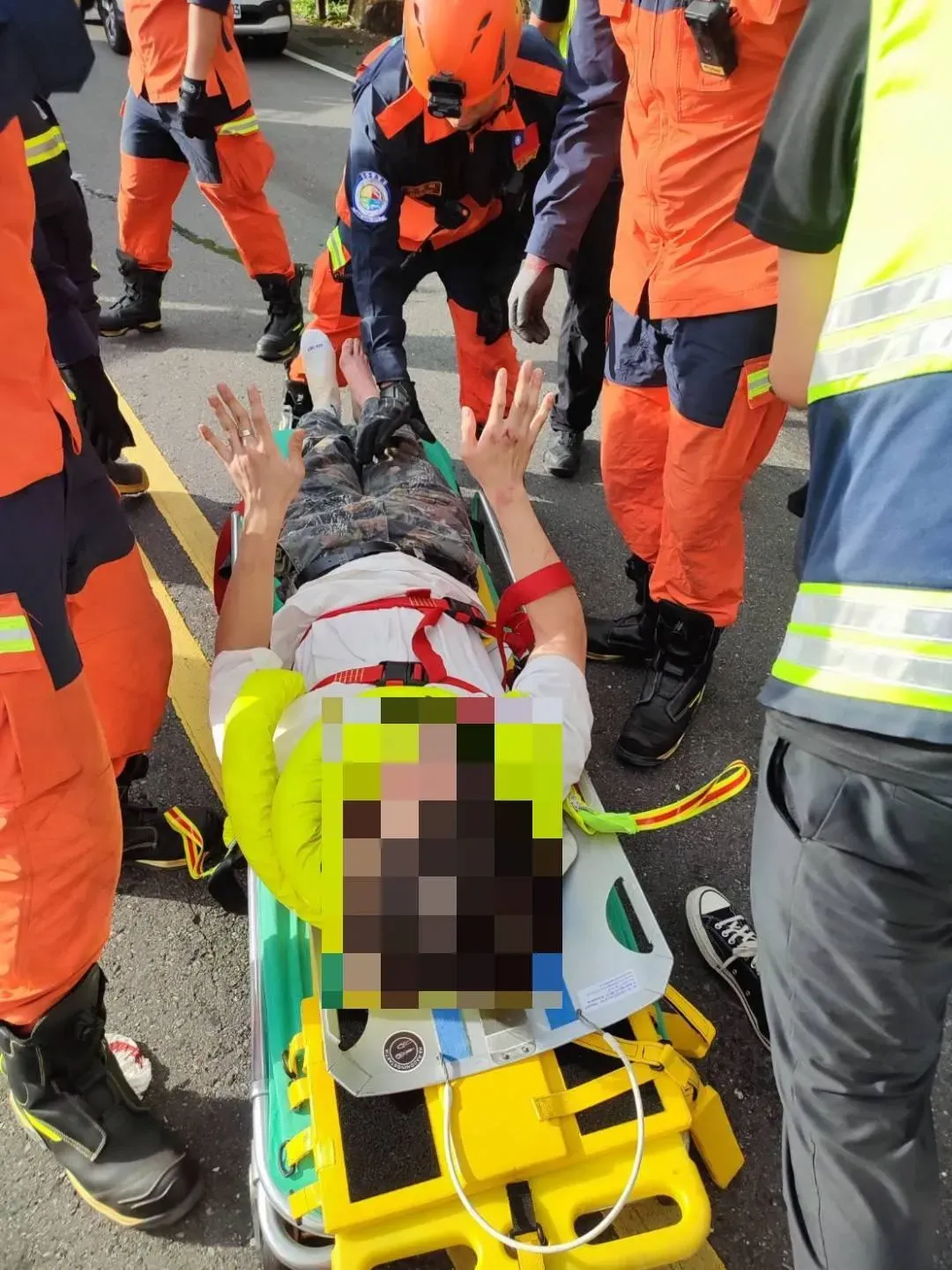 全車共6人，5人受傷、意識皆清醒、肢體疼痛擦傷，送往鄰近醫院就醫。（圖／民眾提供）