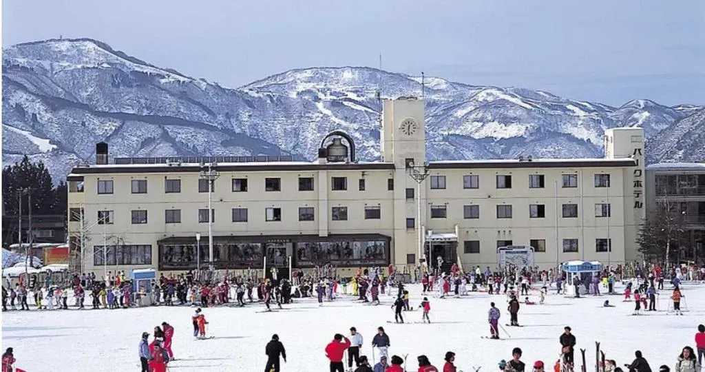 「湯澤公園度假村」（Yuzawa Park Resort）出門就是滑雪場。（圖／飯店官網）