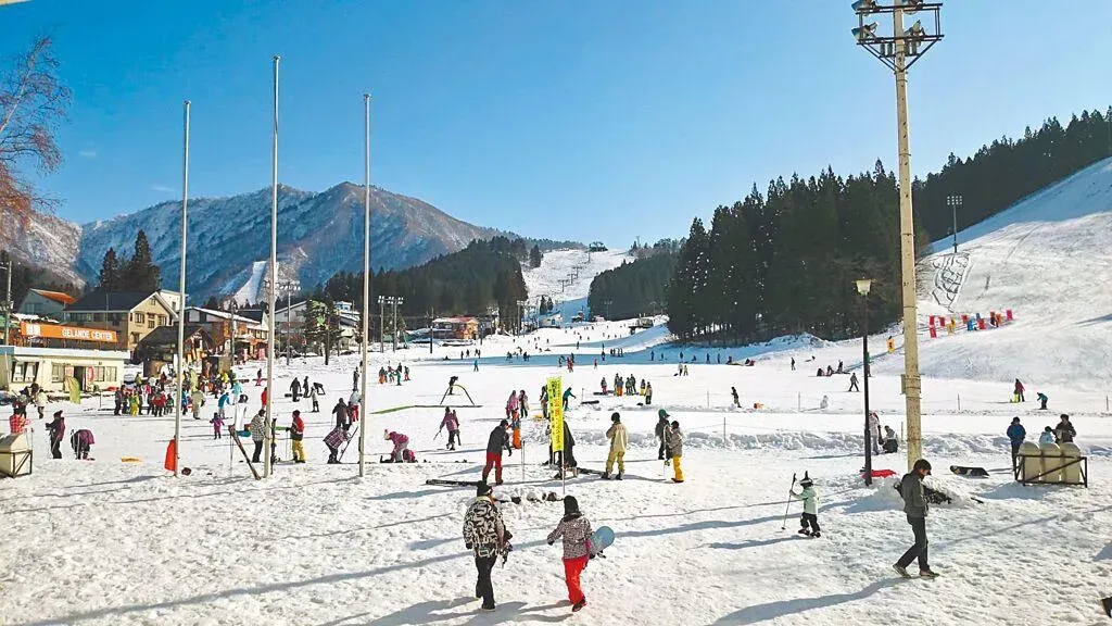 「湯澤公園度假村」（Yuzawa Park Resort）出門就是滑雪場。（圖／飯店官網）