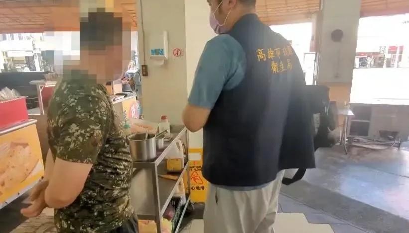 衛生局今日派員前往稽查，作業場所確實有發現蟑螂，醬料未妥適覆蓋，就這樣放在人來人往的通道。（圖／翻攝畫面）