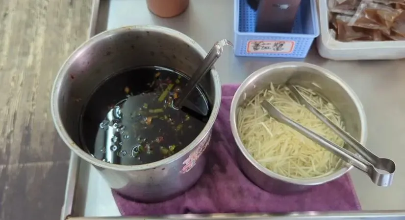 衛生局今日派員前往稽查，作業場所確實有發現蟑螂，醬料未妥適覆蓋，就這樣放在人來人往的通道。（圖／翻攝畫面）