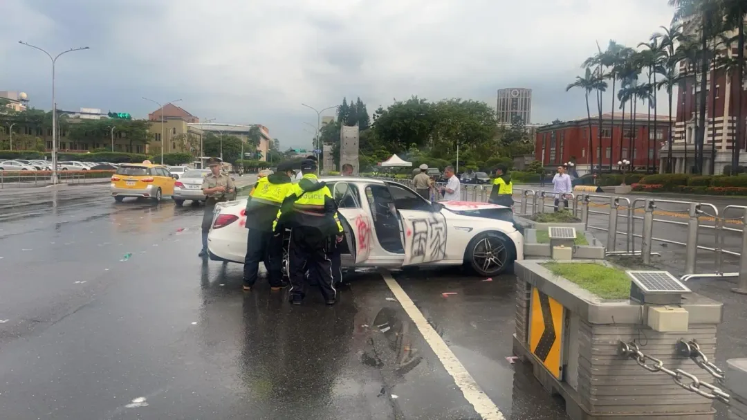 警方上前盤查。（圖／翻攝畫面）