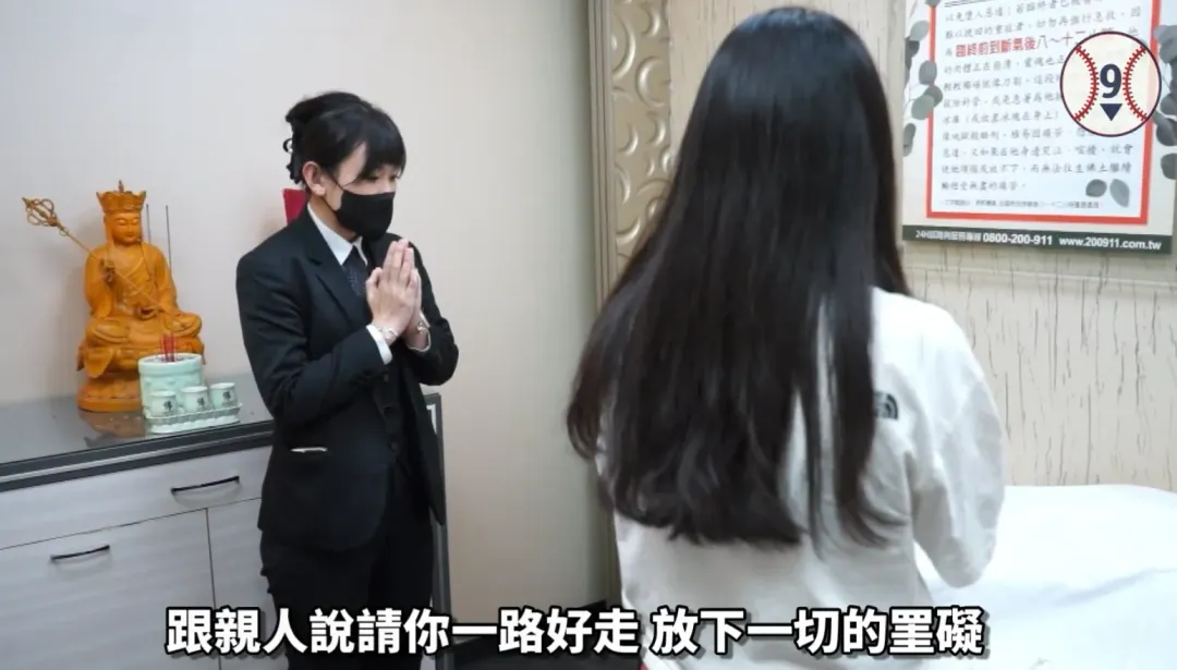 家屬持香禮拜完地藏王菩薩，向往生的親人進行最後道別。（圖／Facebook@人生九局下 授權提供）