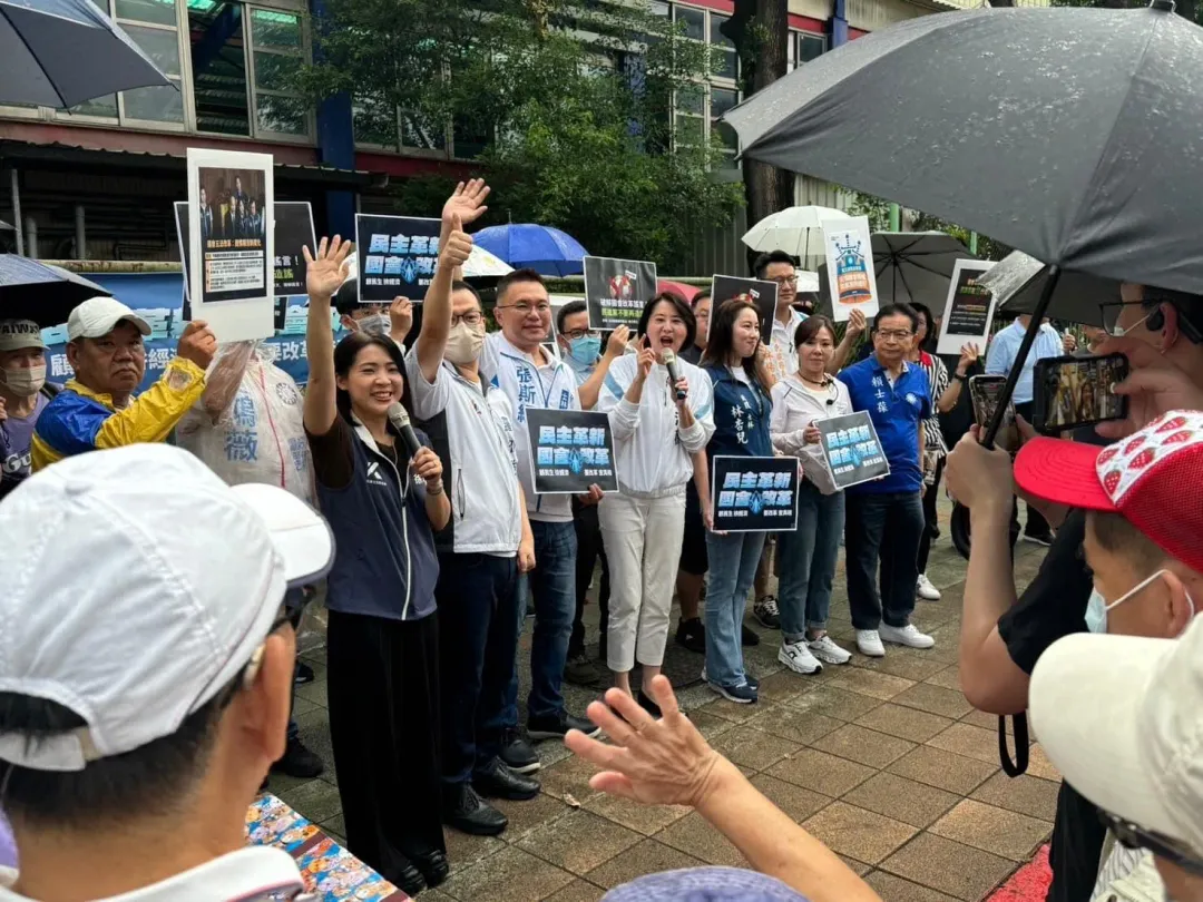 徐巧芯與藍營民代們前往捷運石牌站進行宣講。(圖/翻攝徐巧芯臉書)