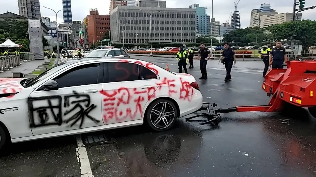 杜姓男子1日下午先駕車在美國在台協會車道按喇叭表訴求,後又轉至總統府前衝撞花台。(圖/翻攝畫面)