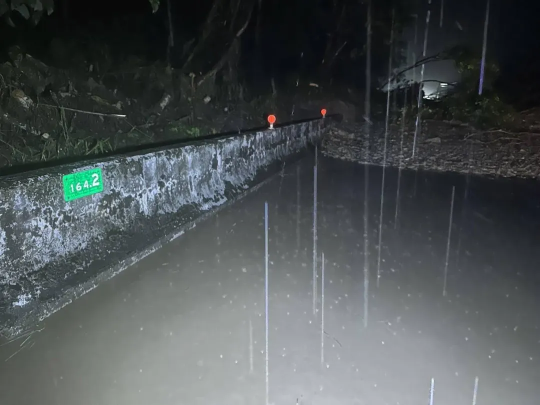 土石和樹木覆蓋整條道路，導致車輛根本無法通行，因此目前道路阻斷，已進行封閉。（圖／民眾提供）