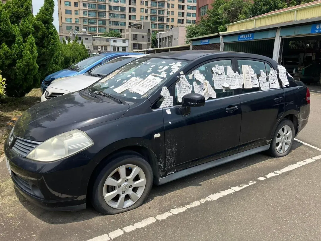 車身貼滿告示。(圖/中天新聞)