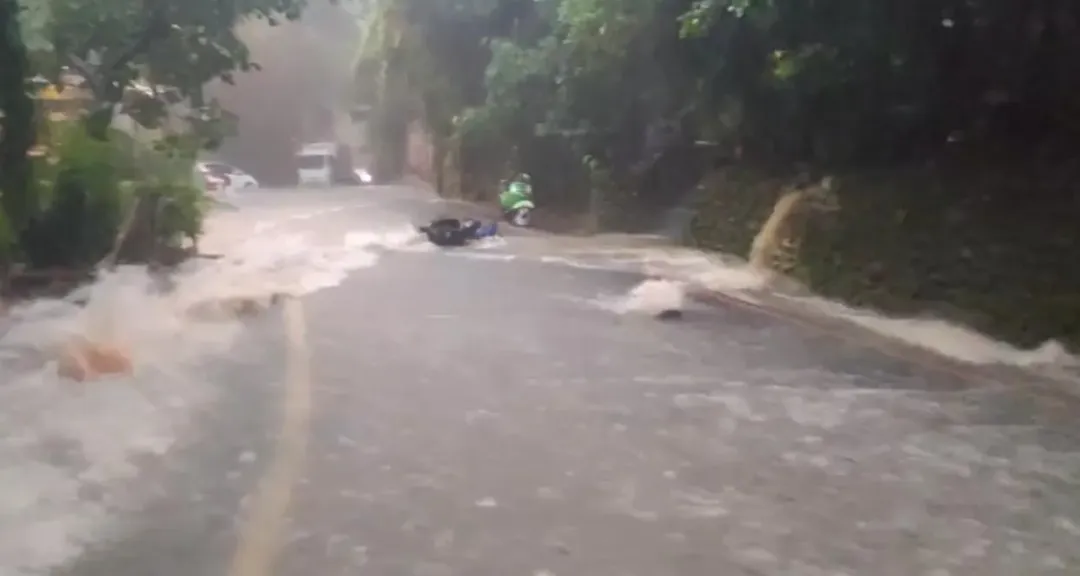 由於大雨來的又急又快，就連停在路上的機車都被沖刷倒地。（圖／黃嘉奇提供）
